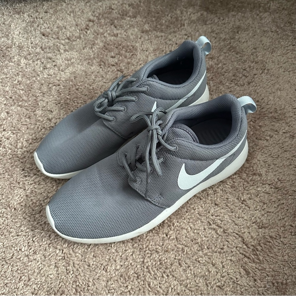 Gray and white women’s Nike Roshe One size 9